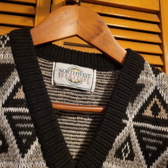 VTG Northwest Territory Black & Grey Printed Sleeveless Vest - Picture 2 of 4